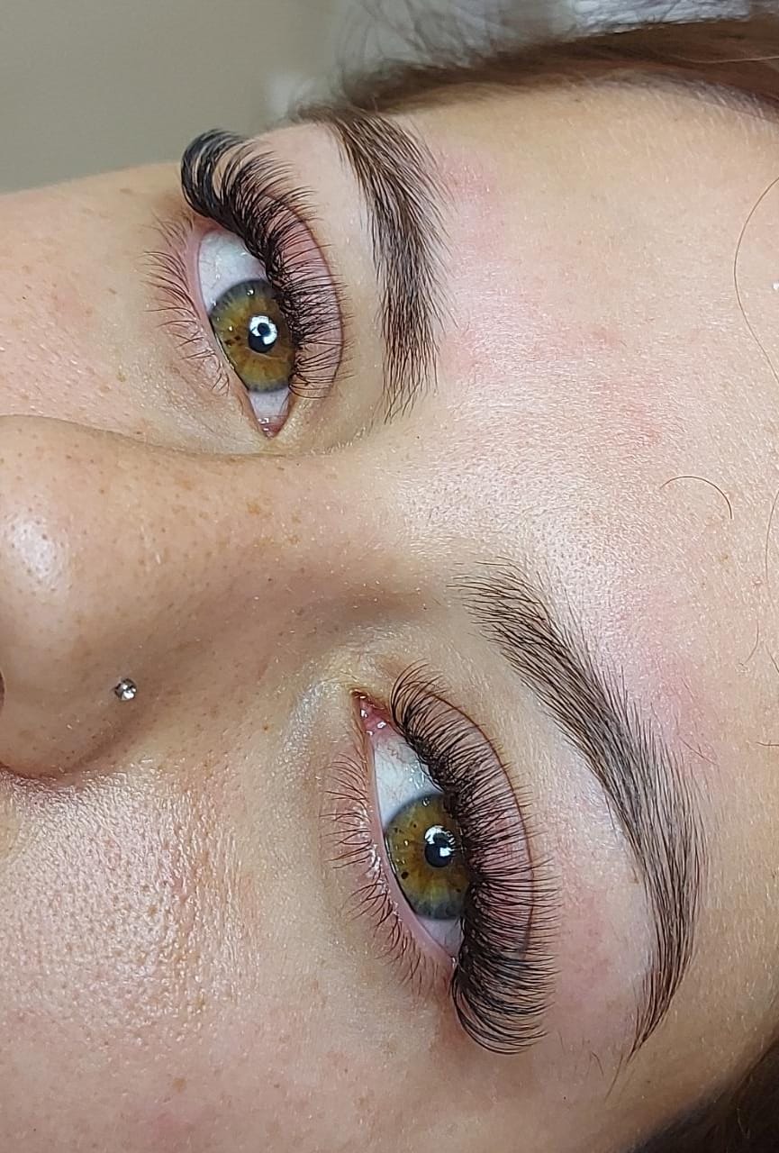 Extenciones de pestaña volumen ruso