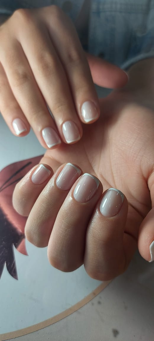 Manicuria con esmaltado semipermanente premium